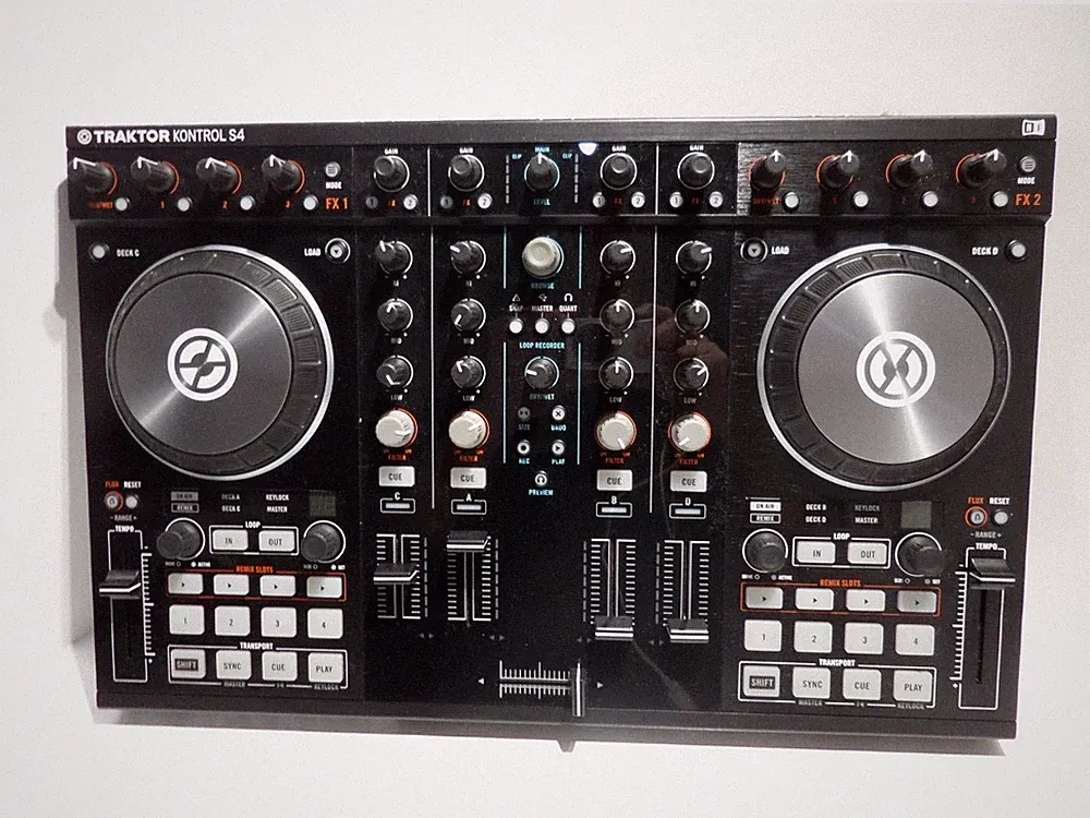 Native Instruments Traktor Kontrol S4 MK2 Pro DJ Controller