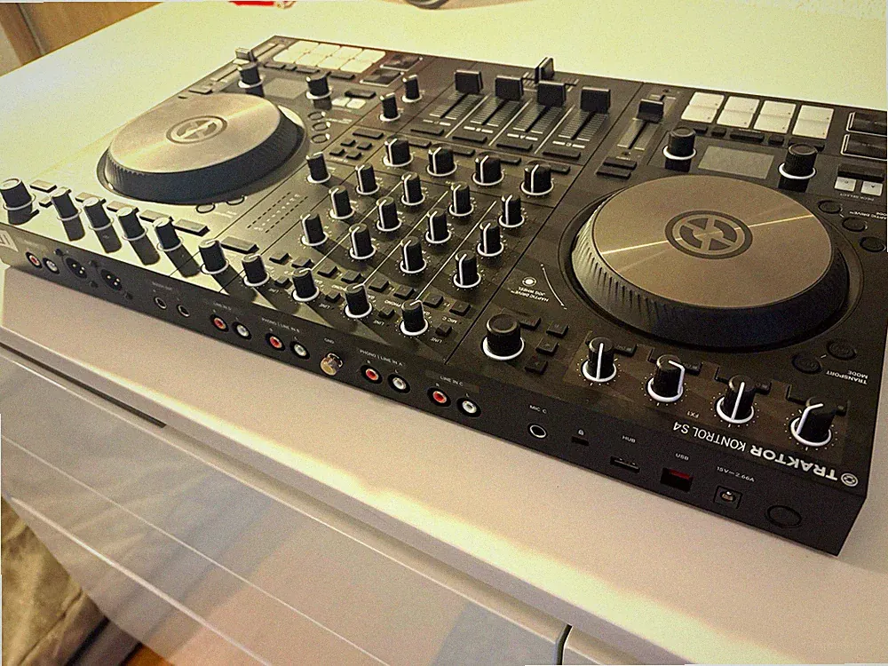 Native Instruments Traktor Kontrol S4 MK3 4-Channel DJ Controller 16-Pad Black