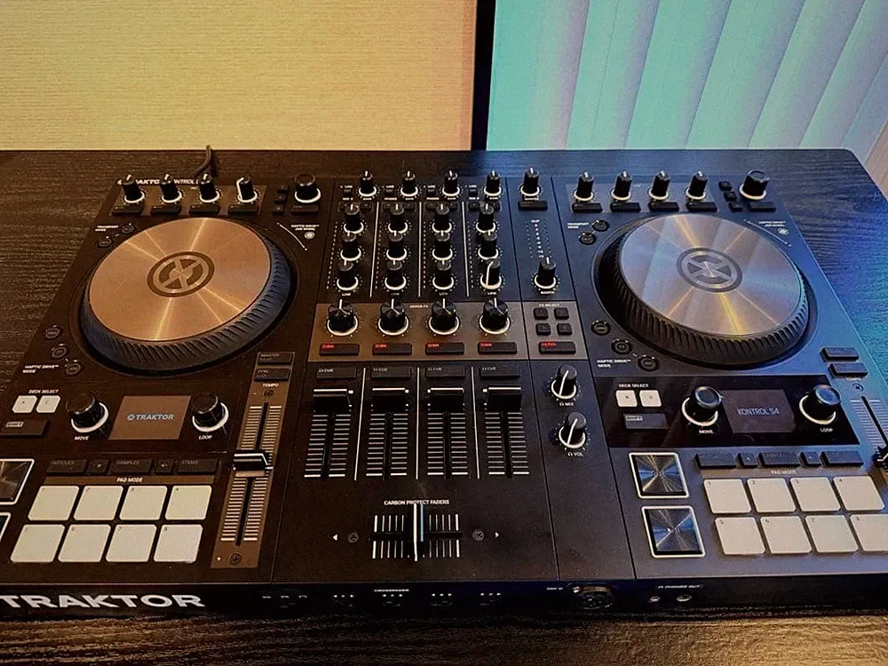 Native Instruments Traktor Kontrol S4 MK3 DJ Controller Haptic Drive w/Decksaver