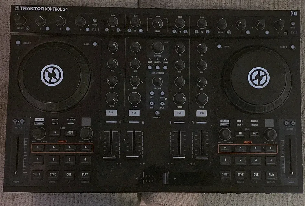 Native Instruments Traktor Kontrol S4 with cables. *WORKS*