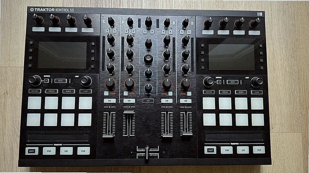 Native Instruments Traktor Kontrol S5 DJ Controller *See description*