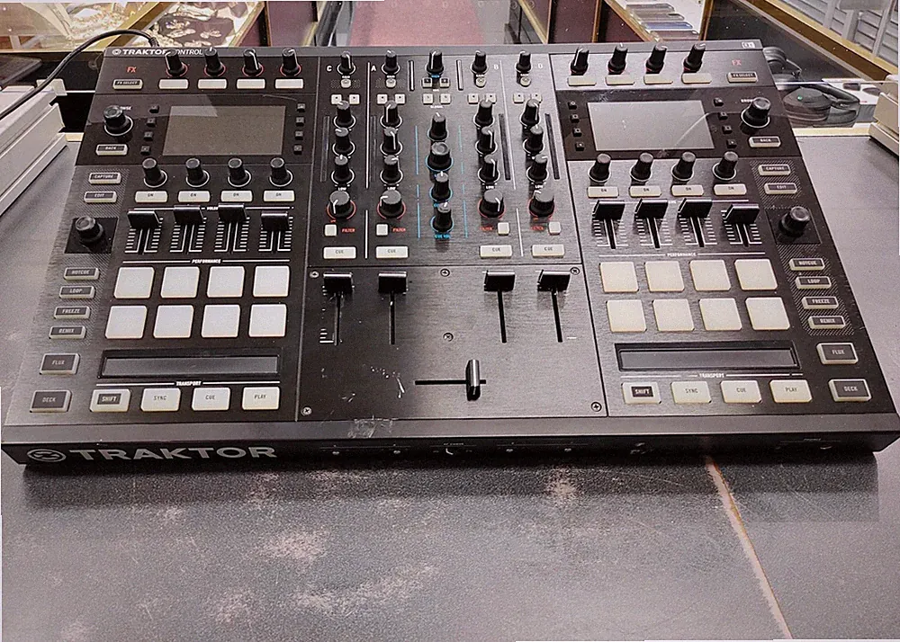 Native Instruments Traktor Kontrol S8 4-Channel DJ Controller Mixer