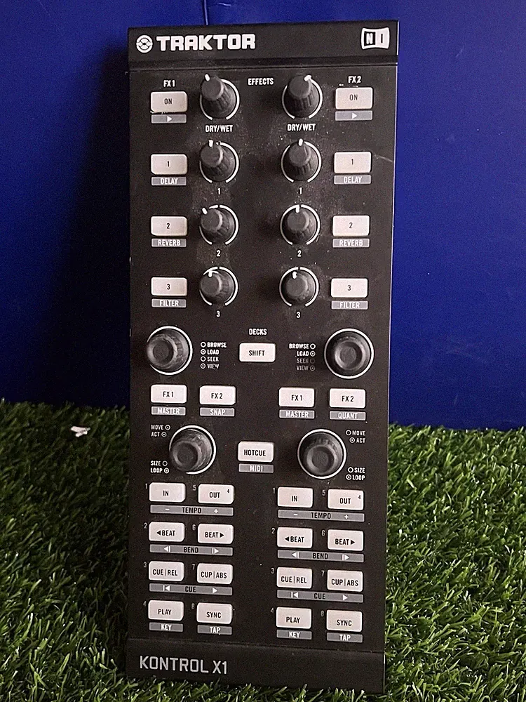 Native Instruments Traktor Kontrol X1 DJ Controller