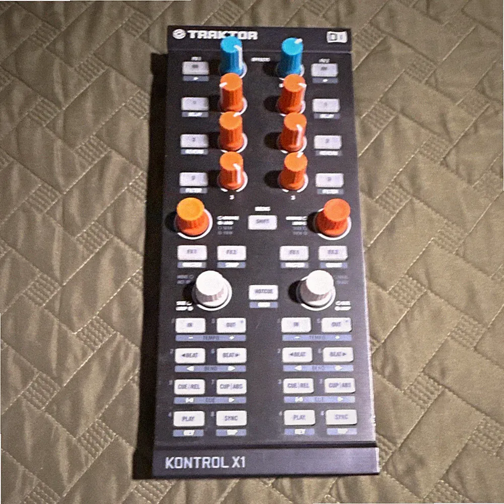 Native Instruments Traktor Kontrol X1 MK1 Single Deck DJ Controller w/riser case