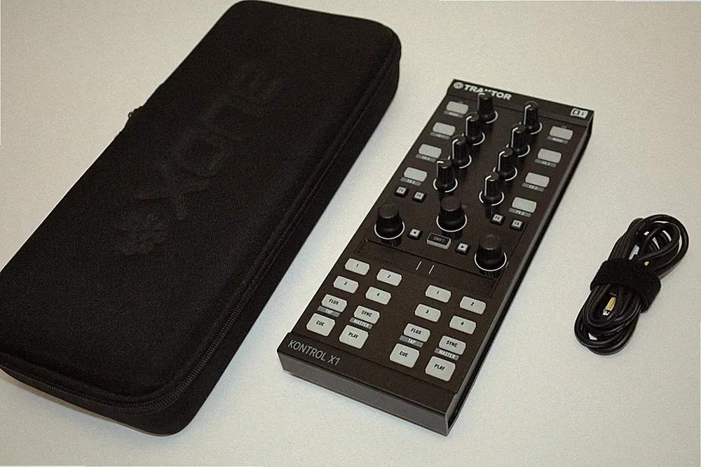 Native Instruments TRAKTOR Kontrol X1 MK2 DJ Controller