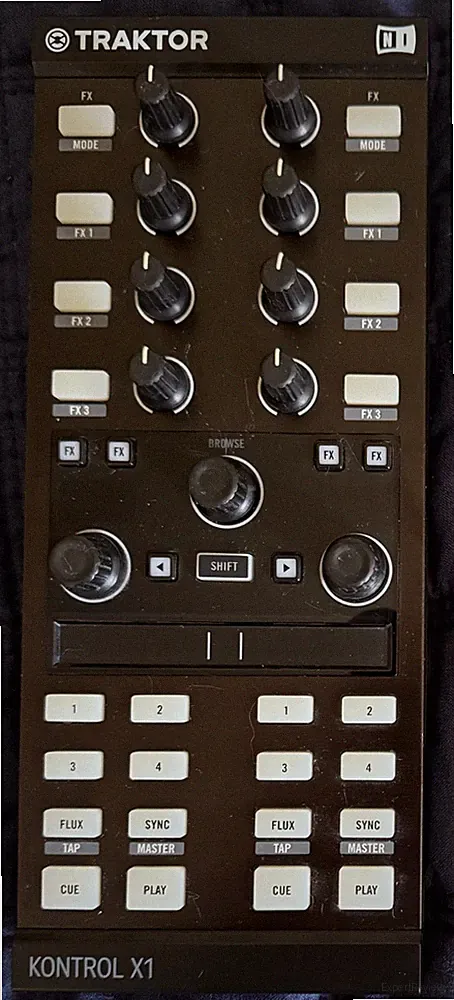 Native Instruments TRAKTOR Kontrol X1 MK2 DJ Controller
