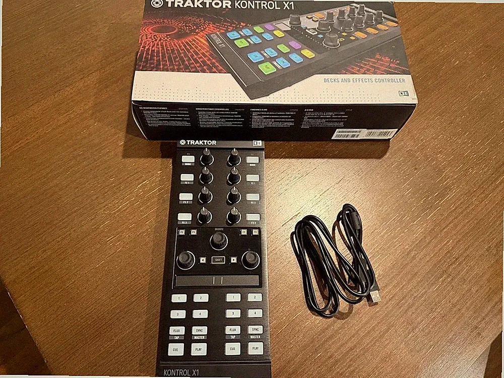Native Instruments TRAKTOR Kontrol X1 MK2 DJ Controller