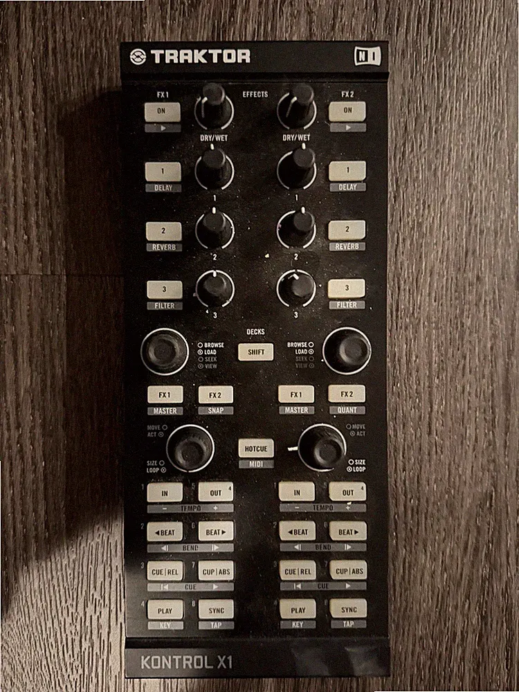 Native Instruments Traktor Kontrol X1 Performance DJ Controller