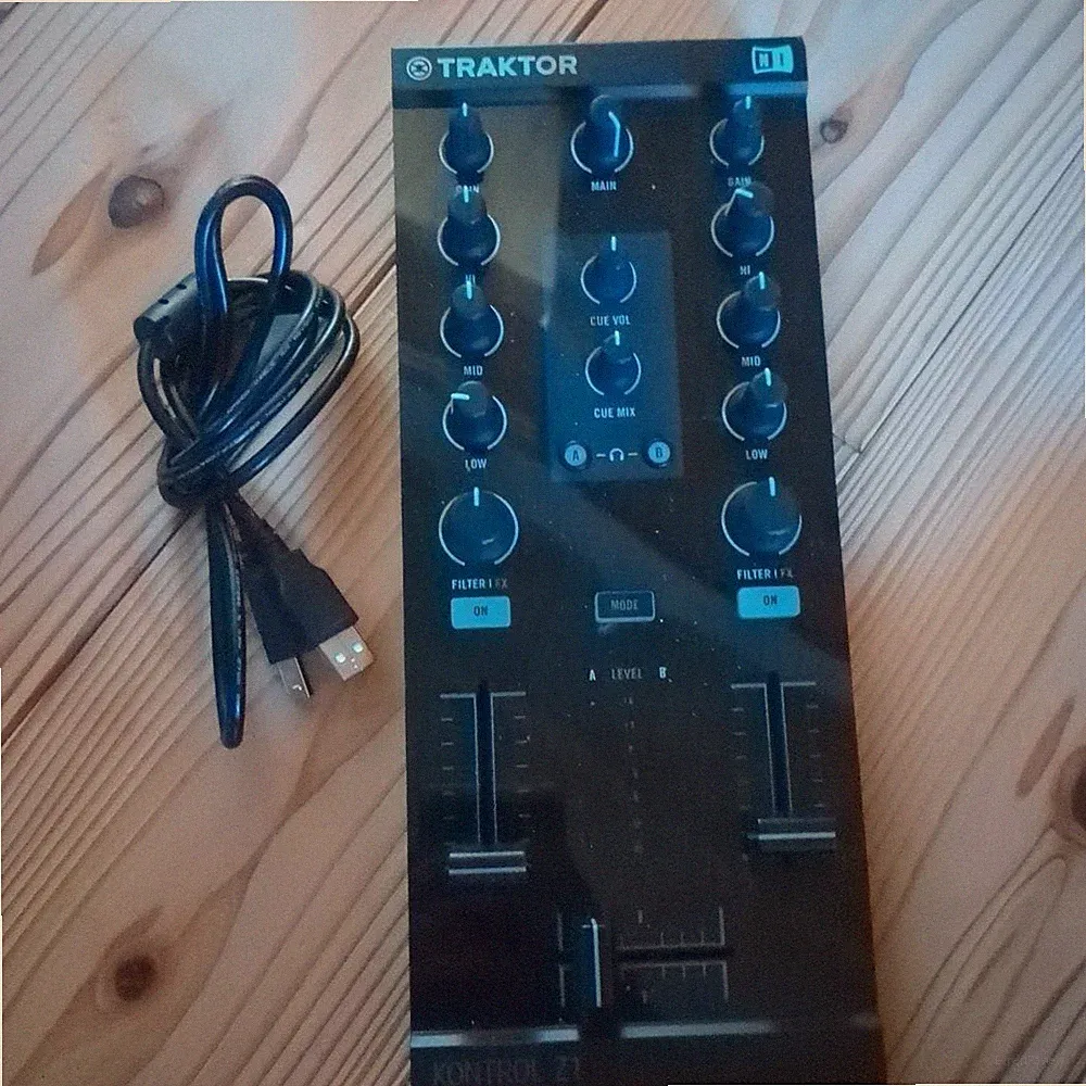 Native Instruments Traktor Kontrol Z1 DJ Controller Mixer 2-Channel USB w/Cable