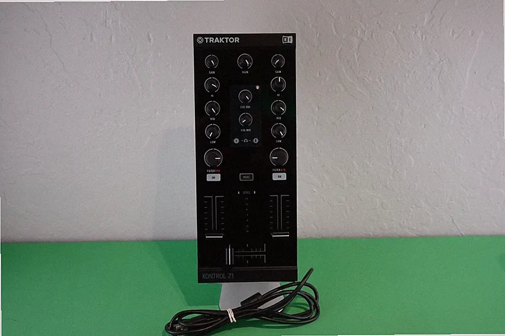 Native Instruments Traktor Kontrol Z1 DJ Mix Controller