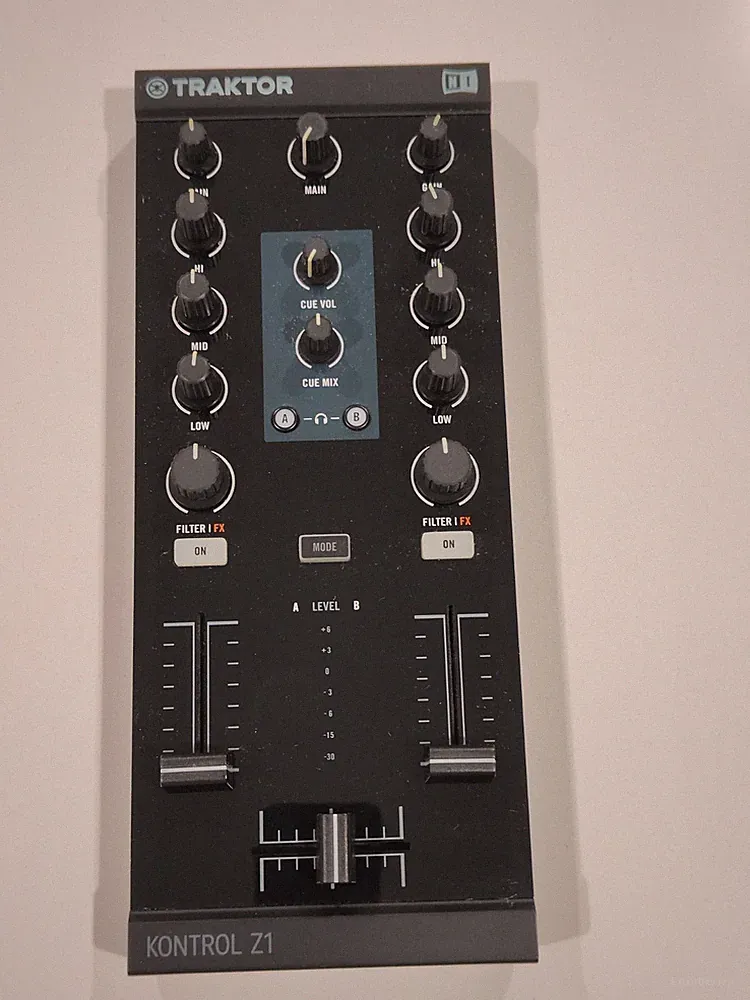 Native Instruments Traktor Kontrol Z1 DJ Mixer