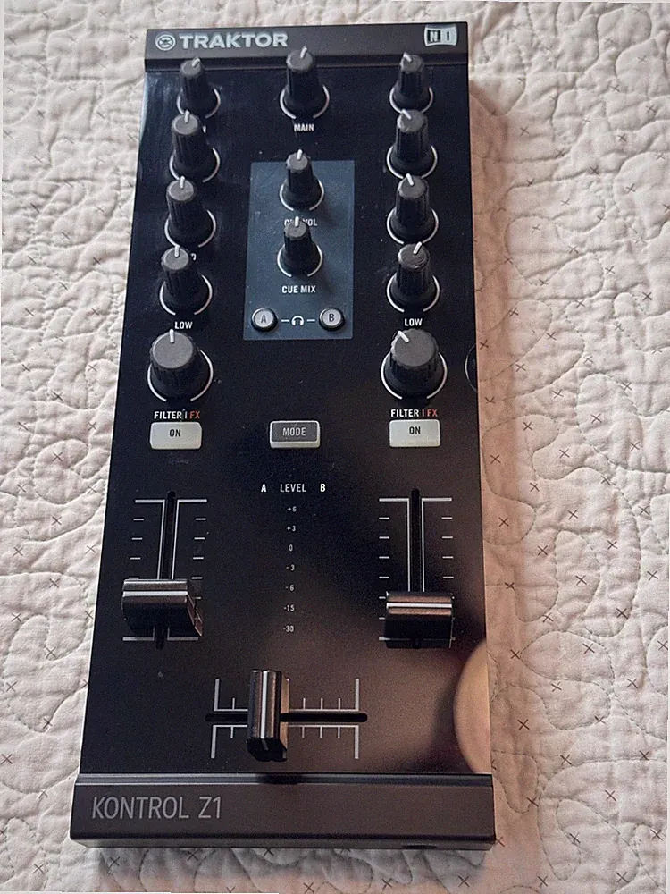 Native Instruments Traktor Kontrol Z1 DJ Mixer Controller Tested Works READ
