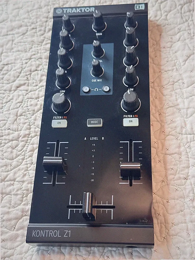 Native Instruments Traktor Kontrol Z1 DJ Mixer Controller USB Audio Tested Works