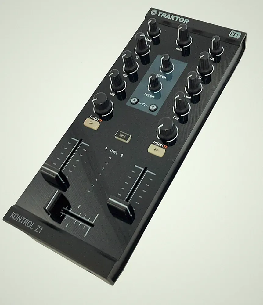 Native Instruments Traktor Kontrol Z1 DJ Mixer Controller USB Audio w/ Case