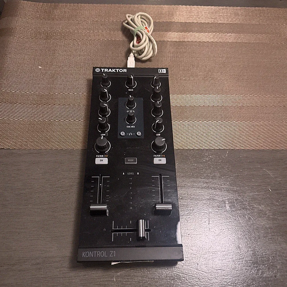 Native Instruments Traktor Kontrol Z1 DJ Mixer Controller W/ TESTED WORKS