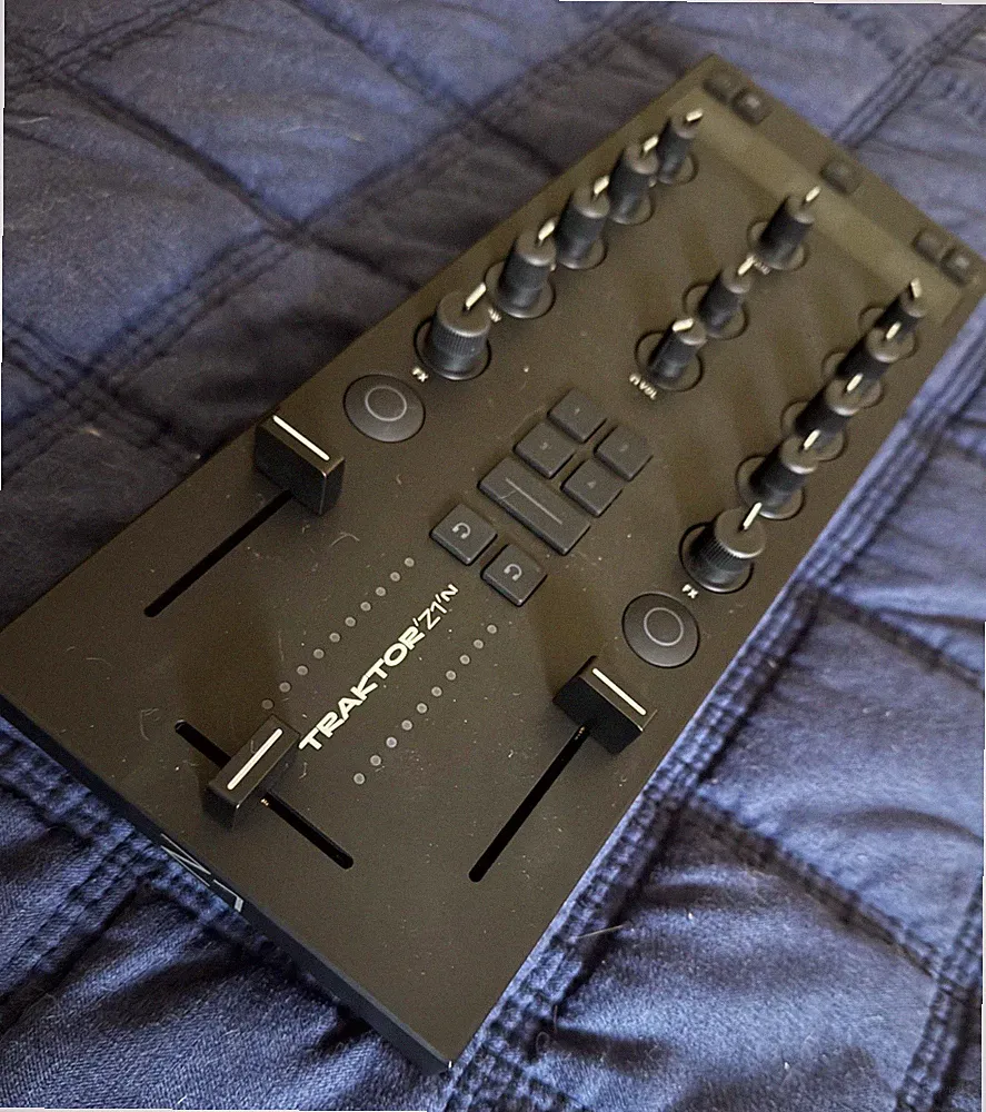 Native Instruments Traktor Kontrol Z1 MK2 DJ Mix Controller
