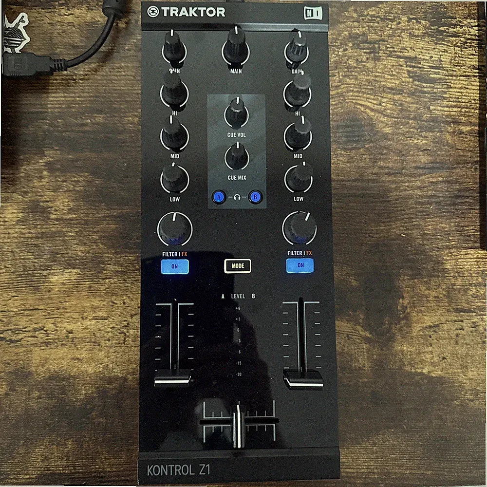 Native Instruments Traktor Kontrol Z1 Tabletop Dj Mixer With Cable