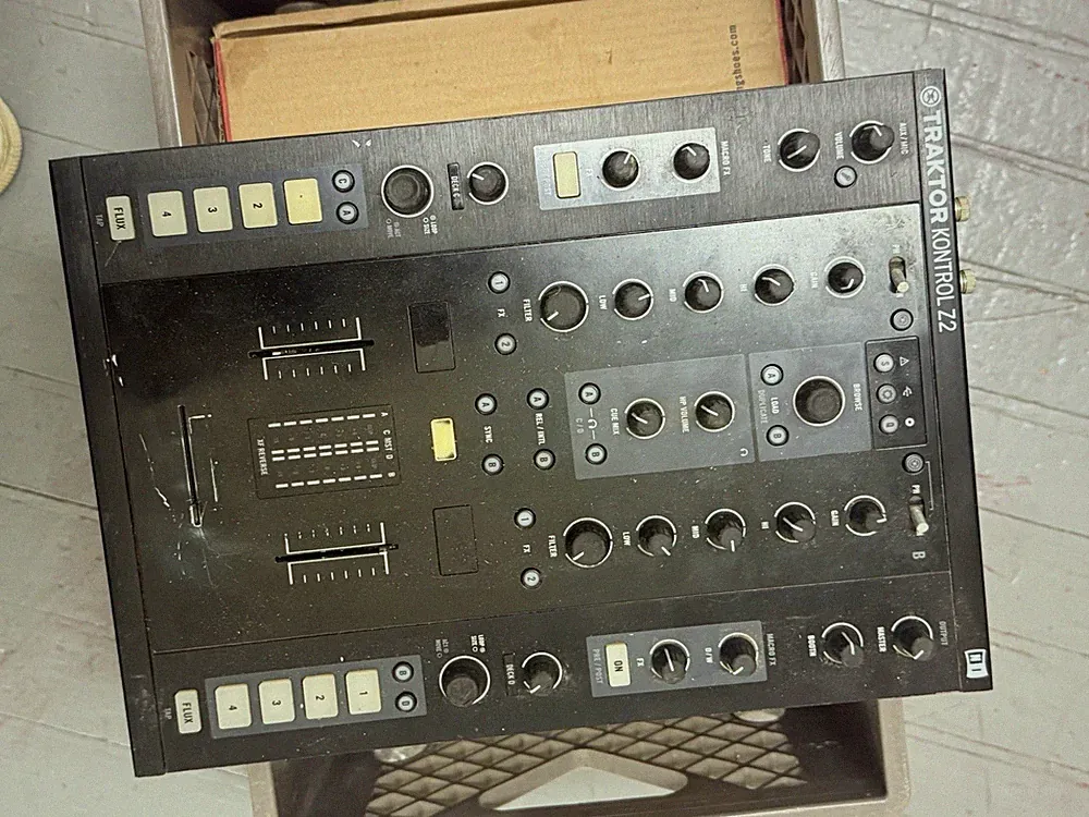 Native Instruments Traktor Kontrol z2 DJ Controller