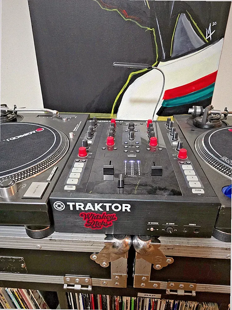 Native Instruments Traktor Kontrol Z2 DJ Mixer w/ Travel Case - Lightly Used