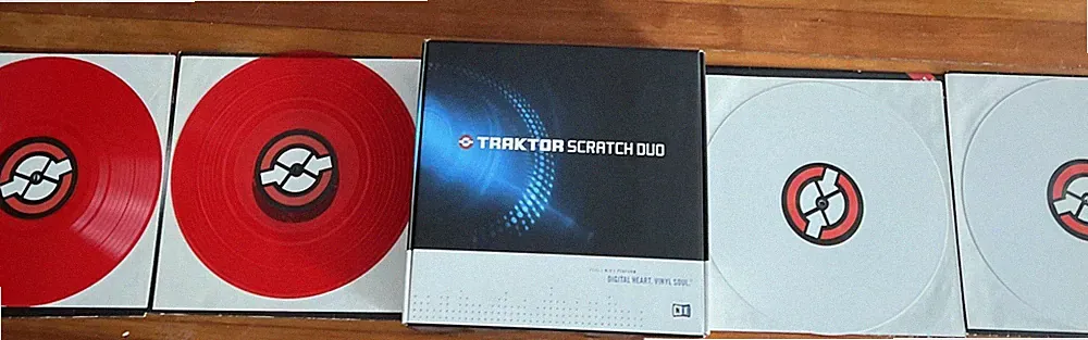 Native Instruments Traktor Scratch Pro DJ with 4 scratch record red/white new