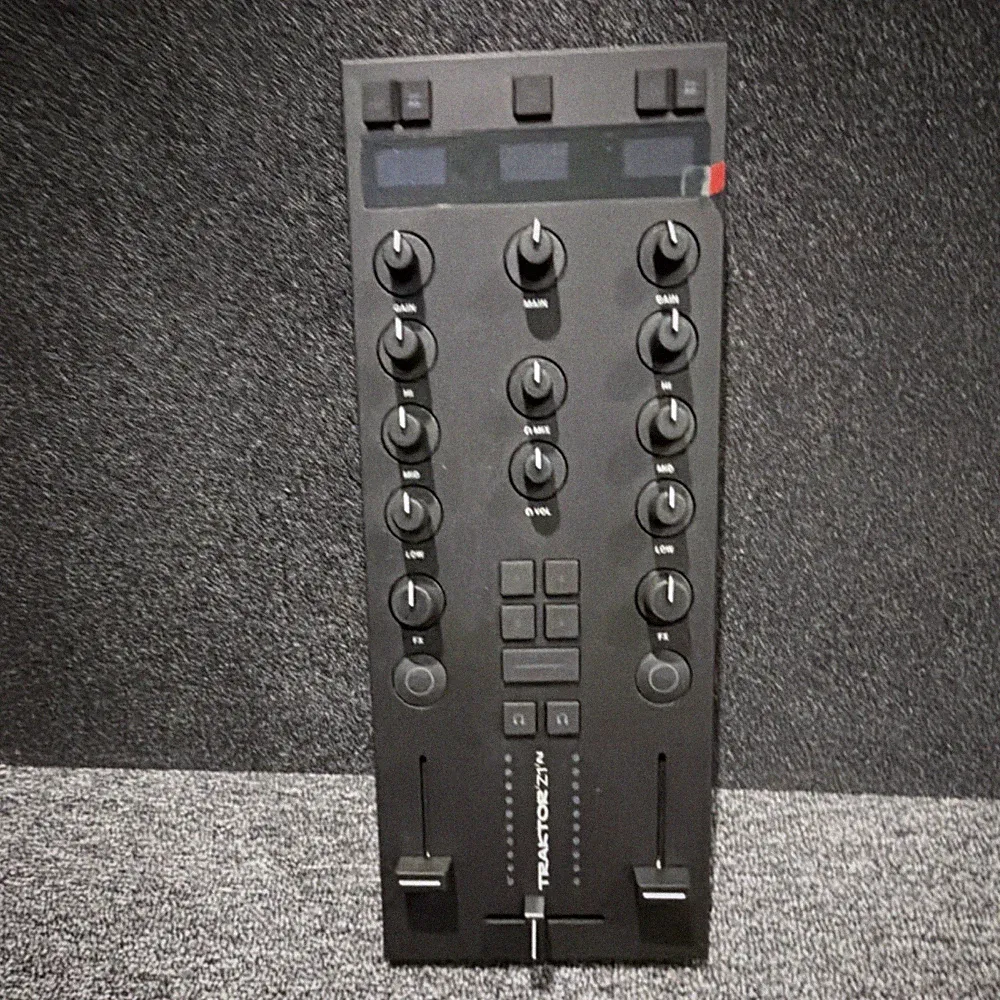 Native Instruments Traktor Z1 MK2 DJ Mixing Interface Tabletop Black RCA Out