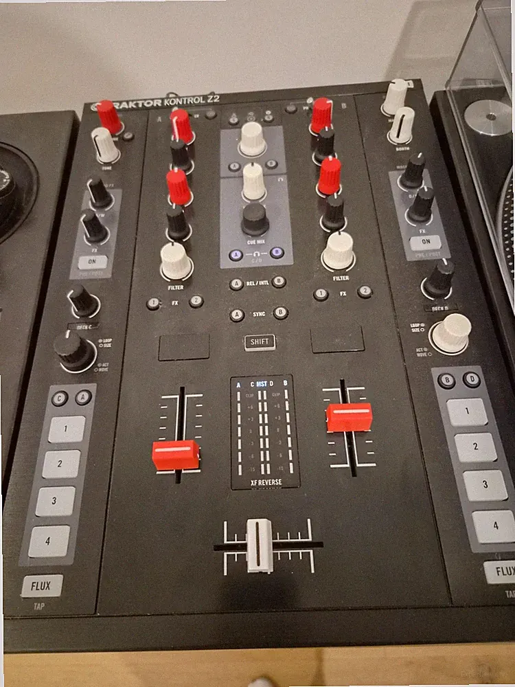 Native Instruments Traktor Z2 Mixer 2 channel DJ scratch Vestax Rane Pioneer