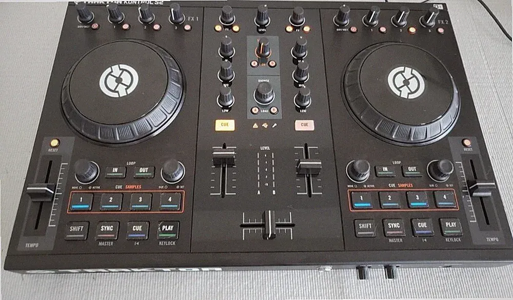 Native InstrumentsTraktor kontrol s2 DJ Controller