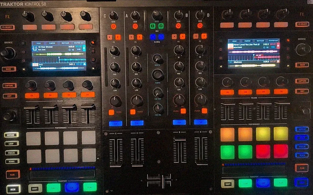 NI Traktor Kontrol S8 DJ Controller
