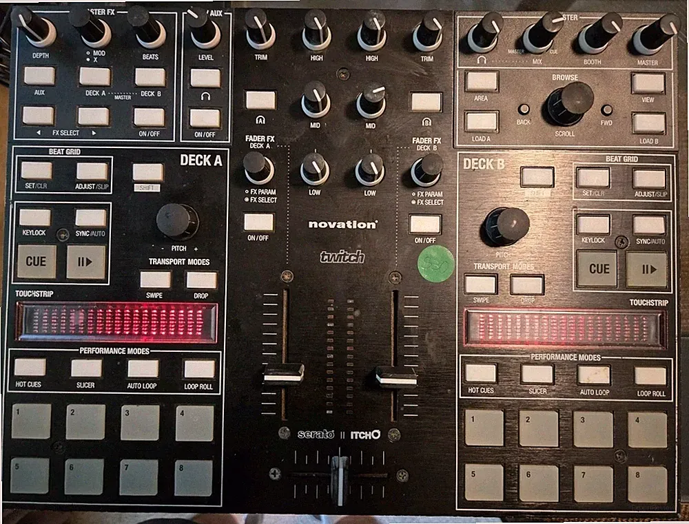 Novation Twitch NOVDJ0002 Deck DJ USB Controller Serato Itch Black Mixer Audio