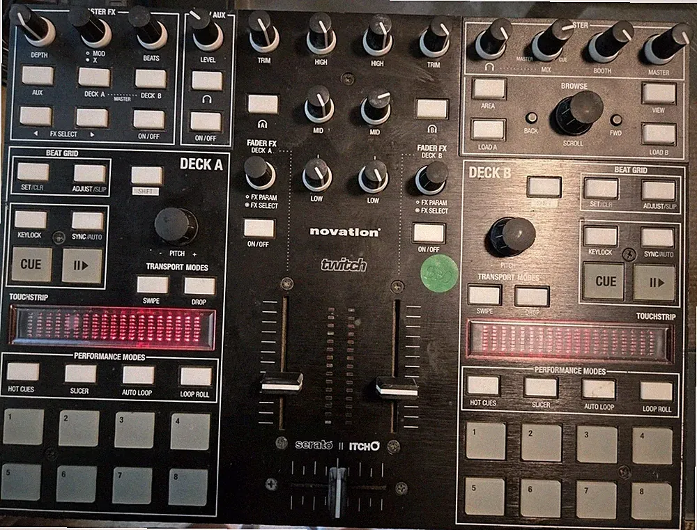 Novation Twitch NOVDJ0002 Deck DJ USB Controller Serato Itch Black Mixer Audio