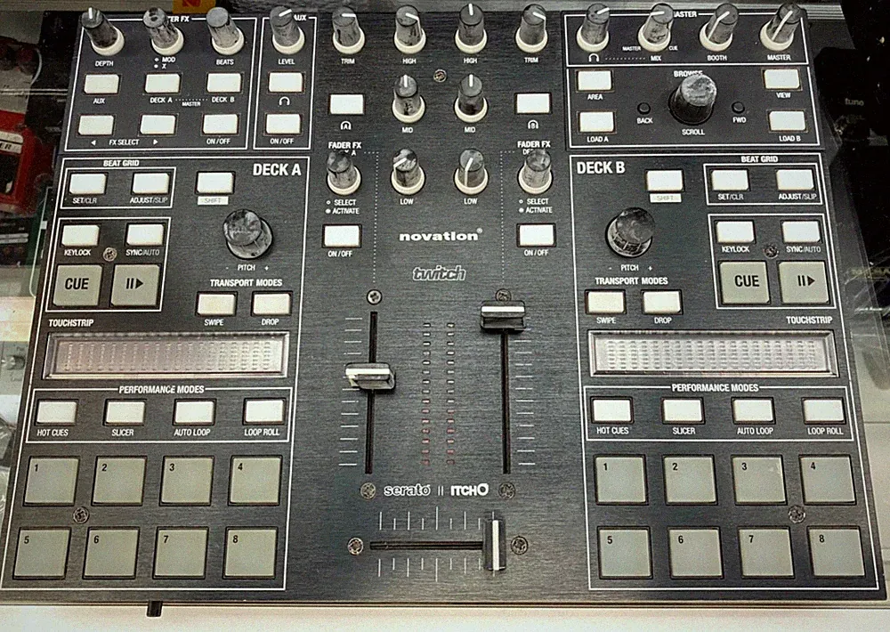Novation Twitch Serato Itch Dj Controller Black