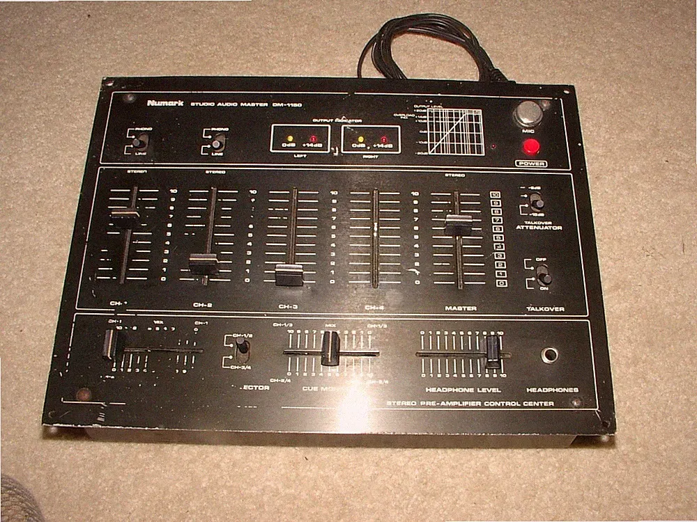 Numark DJ mixer analog line mic phono preamp rotary scratch audio mix battle box