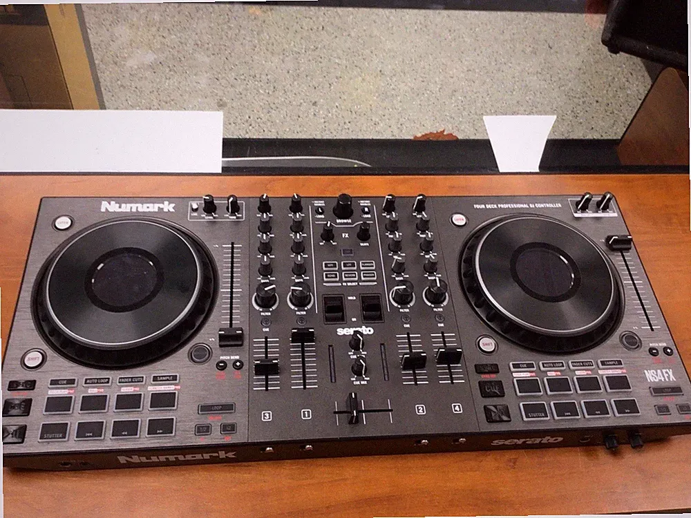 Numark ELEC ns4fx mixing board Channel DJ Controller