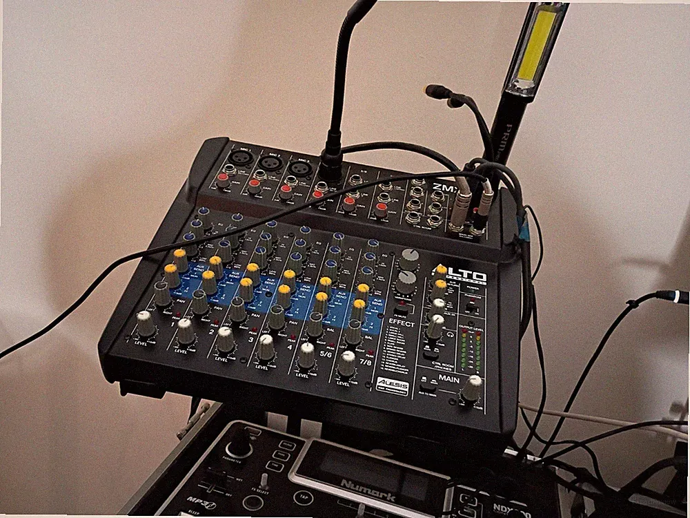 Numark Mixtrack Platinum DJ Controller With Gemini As-1500p 15" Active Speakers