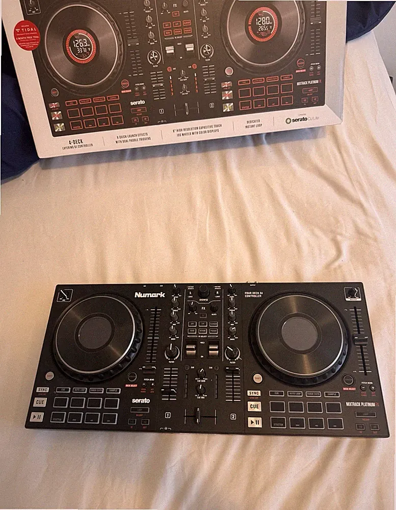 Numark ‎Mixtrack Platinum FX DJ Controller - Black