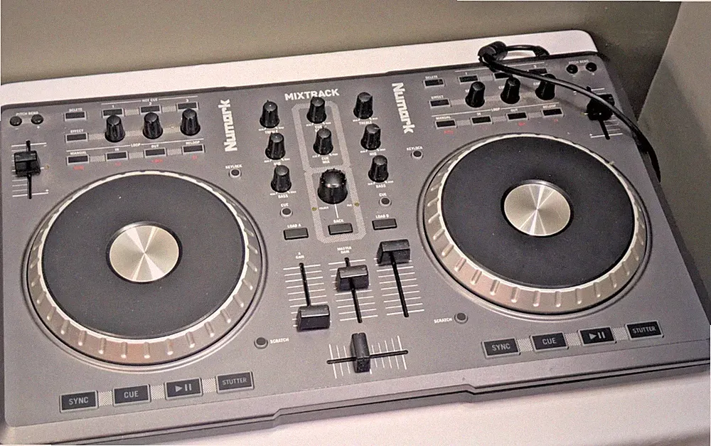 Numark Mixtrack std DJ Controller w/Integrated USB Cable w/ Scratch- Pitch bend