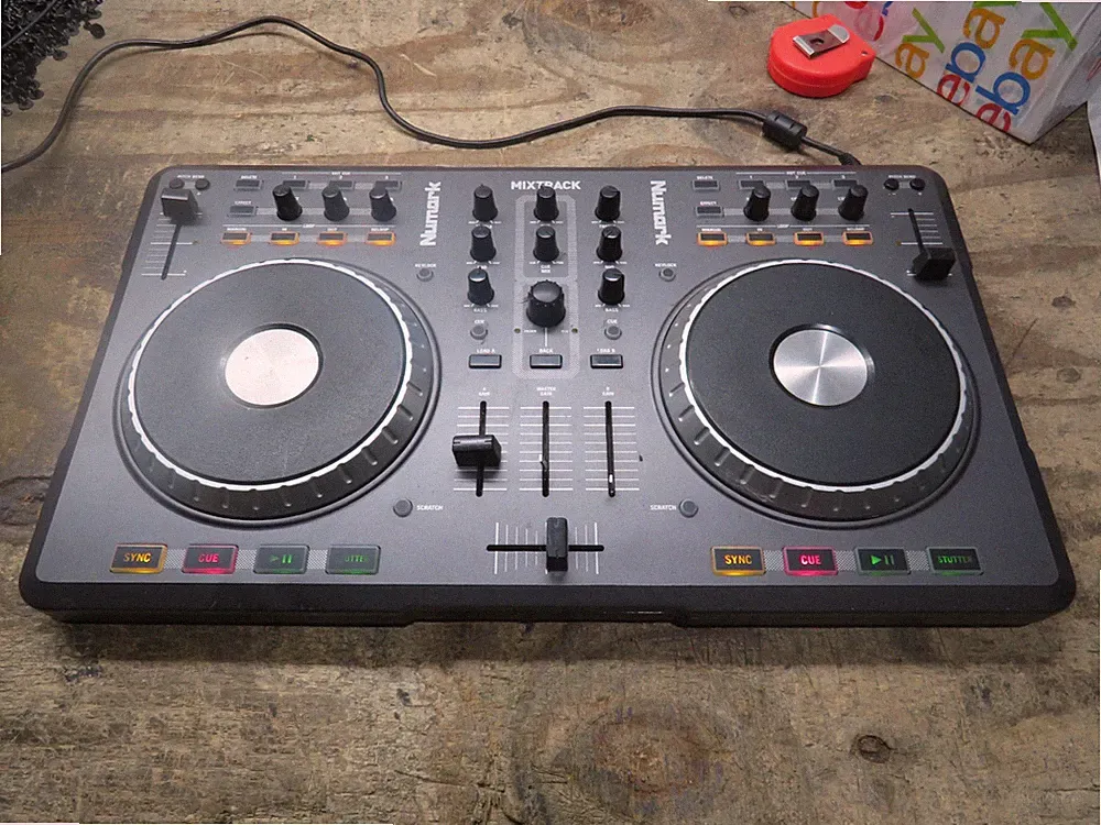 Numark Mixtrack USB DJ Controller - Tested ( 2 missing knobs )