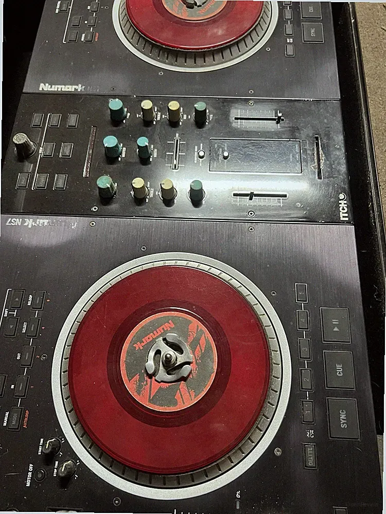 Numark NS7 Professional Motorized DJ Controller w/ Hard Flight Case Turntables
