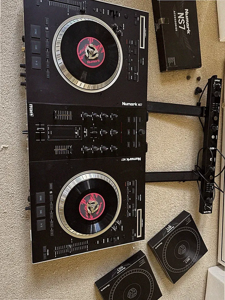 Numark NS7FX Digital DJ Controller