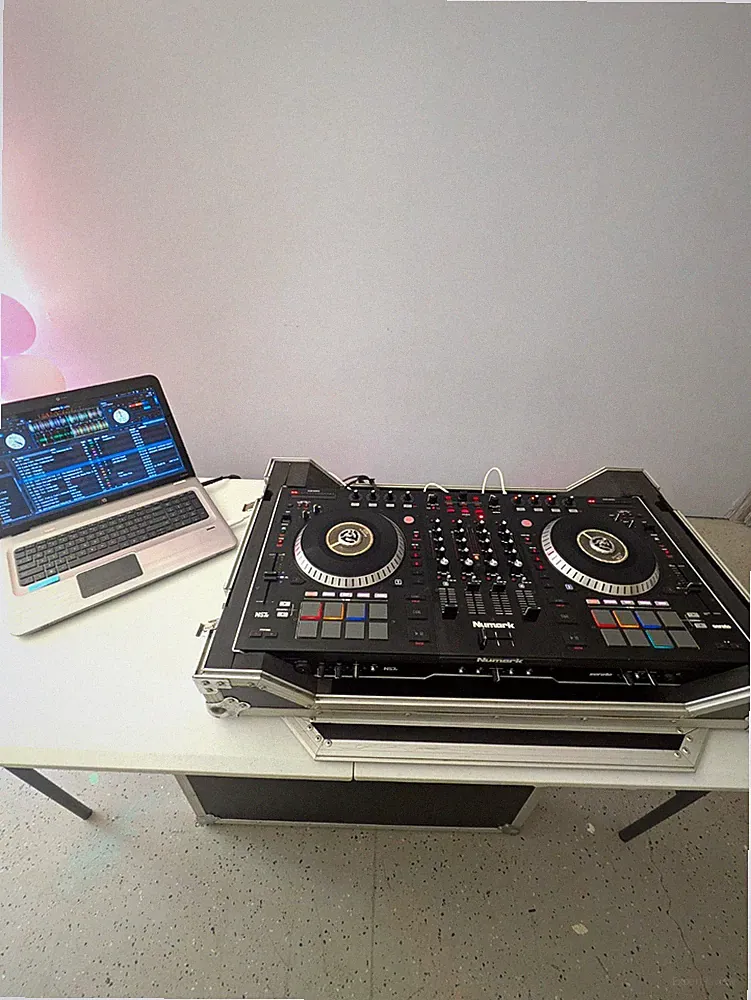 Numark NS7II Double Deck 4-Channel Serato DJ Controller w/ Flight Case