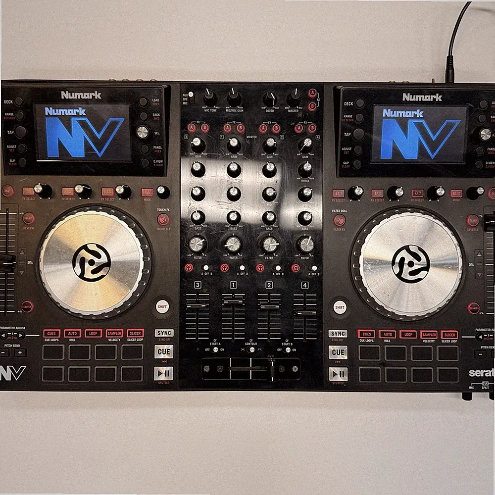 Numark NV DJ Controller – Built-in Screens