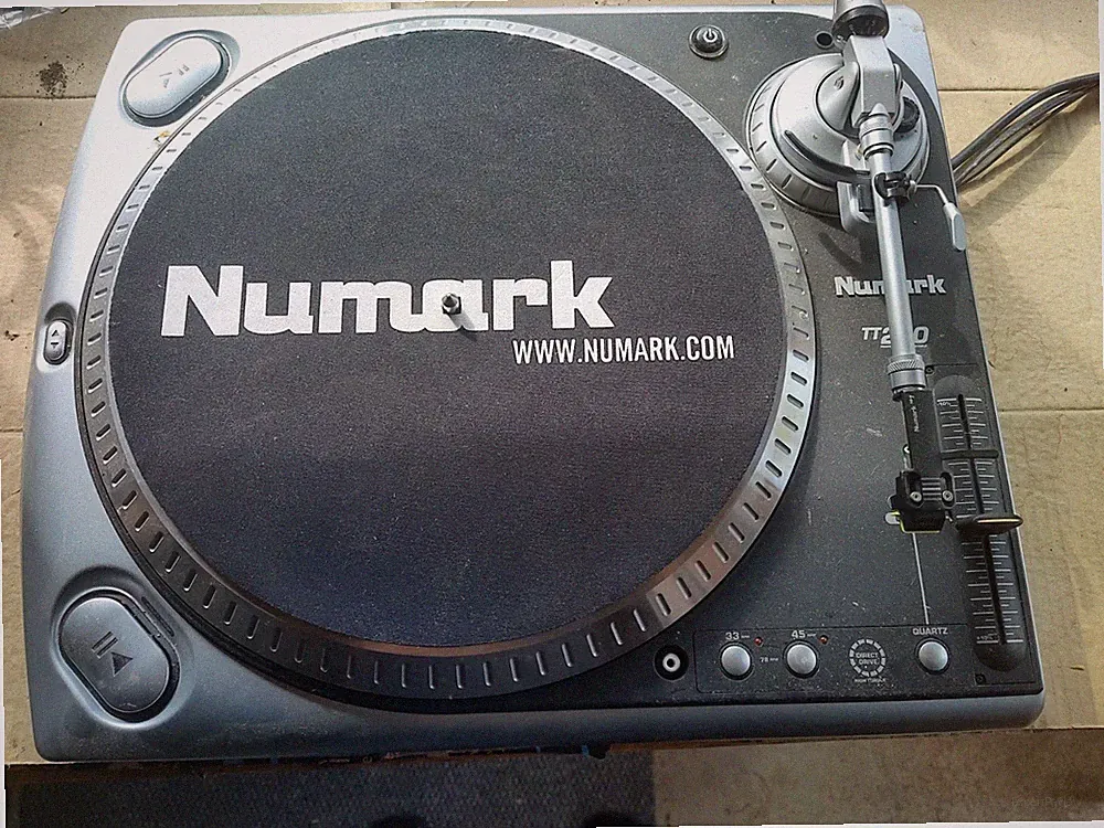 Numark TT200 Direct Drive DJ Turntable Pitch Control S-Shaped Tonearm Silver