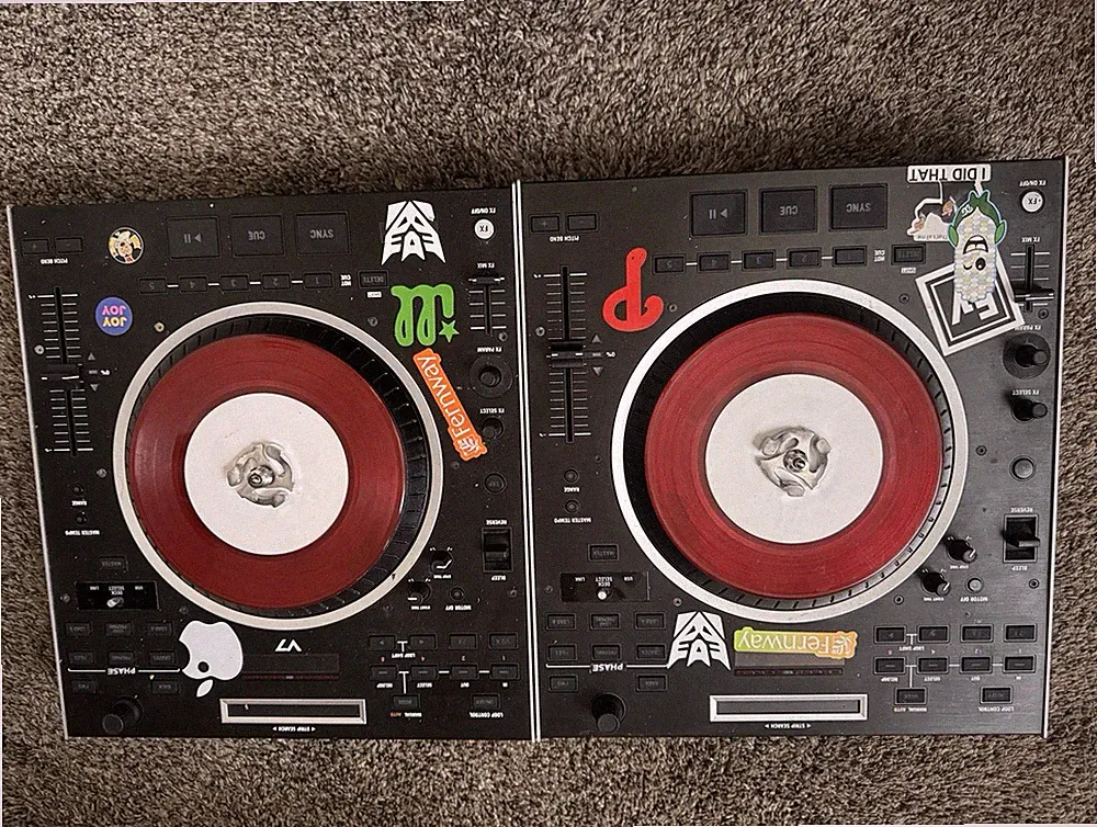 Numark V7 DJ Controller Red Jog Wheels Black/Red