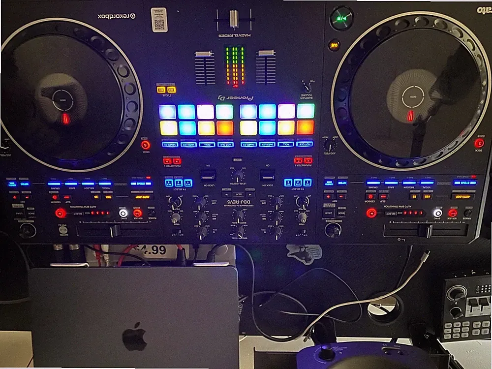 Pioneer DDJ-REV5 Scratch-Style 2-Channel Performance DJ Controller