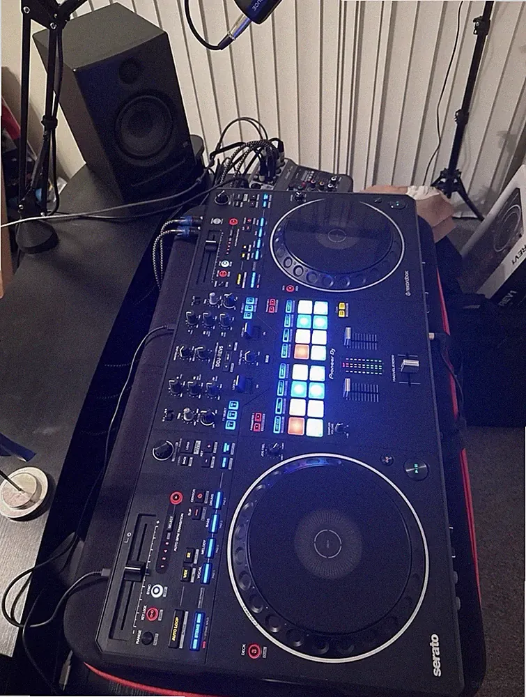 Pioneer DDJ-REV5 Scratch-Style 2-Channel Performance DJ Controller With New Case