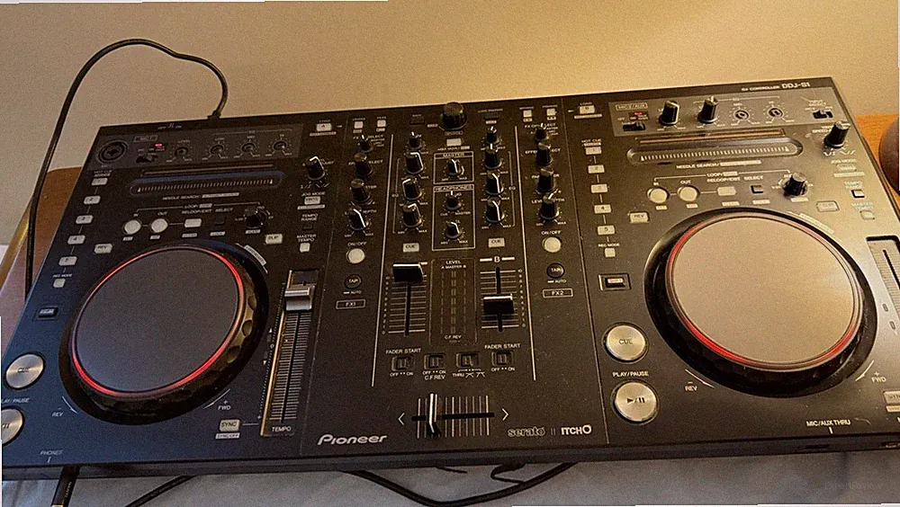 Pioneer DDJ-S1 2-Channel DJ Controller for Serato DJ Pro