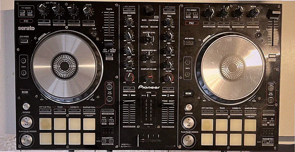 Pioneer DDJ-SR Digital DJ Controller Comes With Extras please read description