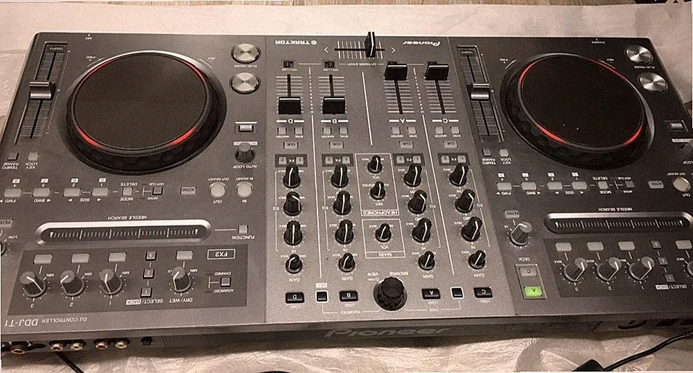 Pioneer DDJ-T1 DJ controller for TRAKTOR