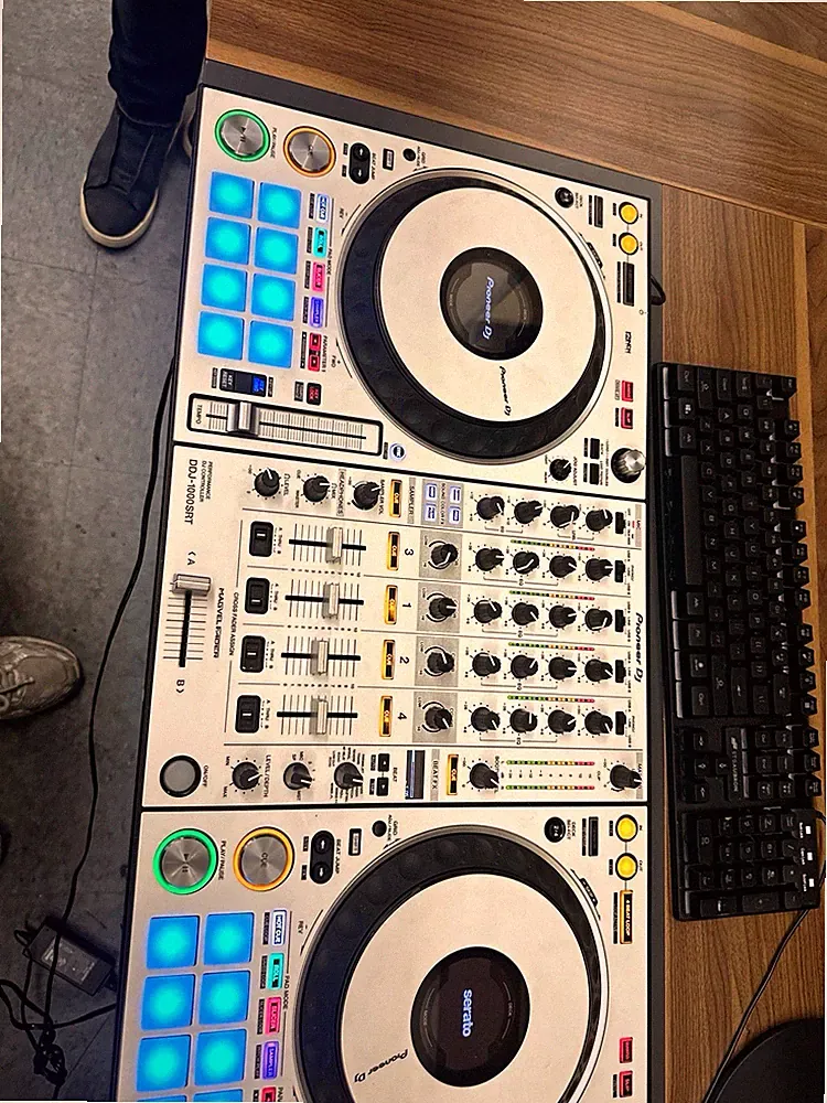 Pioneer DJ DDJ-1000SRT 4-Channel Serato Controller w/ Beat FX White