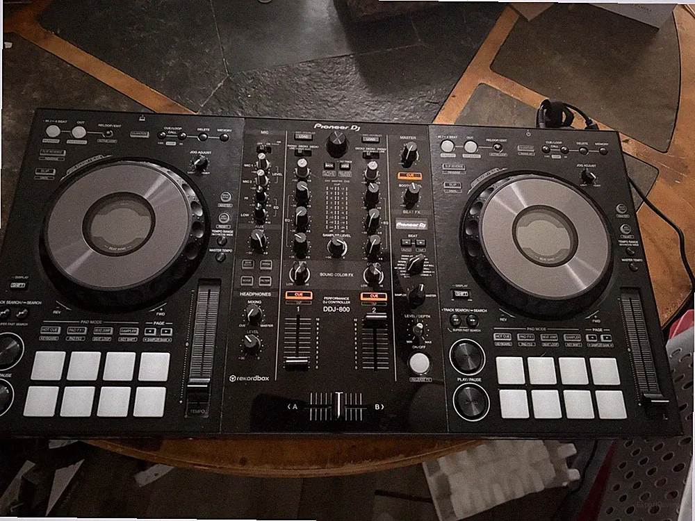 Pioneer DJ DDJ-800 2-Channel rekordbox DJ Controller with Box, Power, & Com Usb